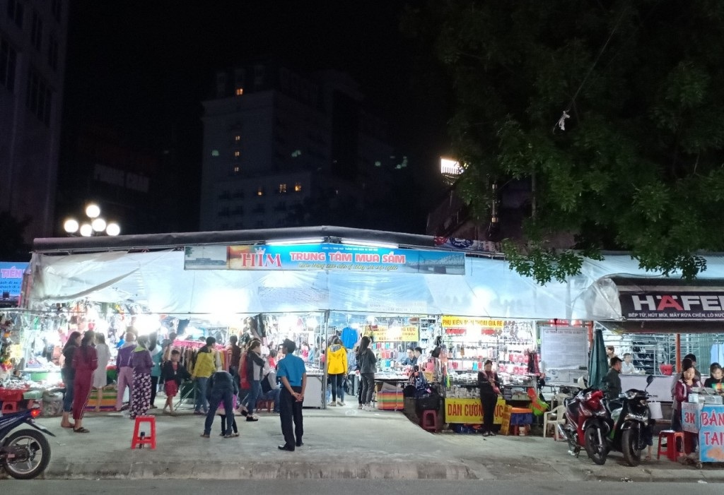 Trung tâm mua sắm không phép có thể vượt mặt lệnh tháo dỡ của Chủ tịch tỉnh Thừa Thiên Huế? - Ảnh 1. Trung tâm mua sắm không phép có thể vượt mặt lệnh tháo dỡ của Chủ tịch tỉnh Thừa Thiên Huế? - Ảnh 1.