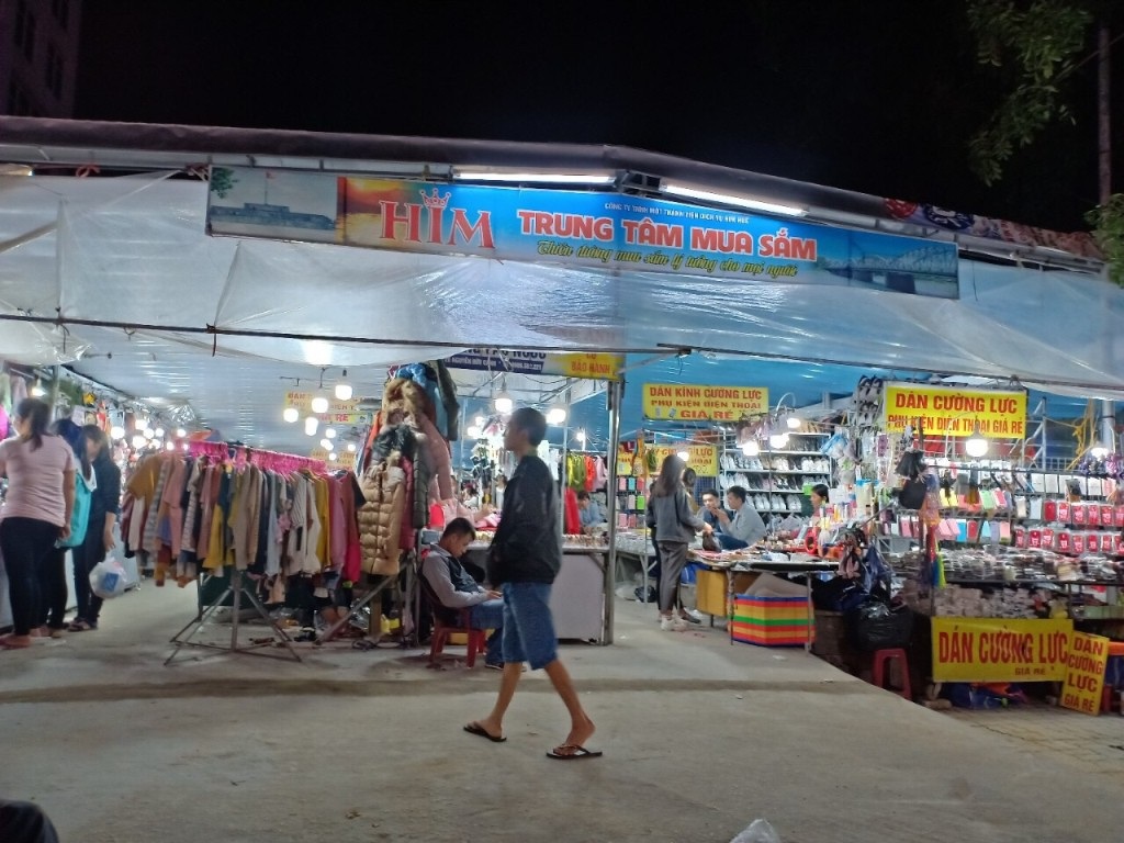 Trung tâm mua sắm không phép có thể vượt mặt lệnh tháo dỡ của Chủ tịch tỉnh Thừa Thiên Huế? - Ảnh 3. Trung tâm mua sắm không phép có thể vượt mặt lệnh tháo dỡ của Chủ tịch tỉnh Thừa Thiên Huế? - Ảnh 3.