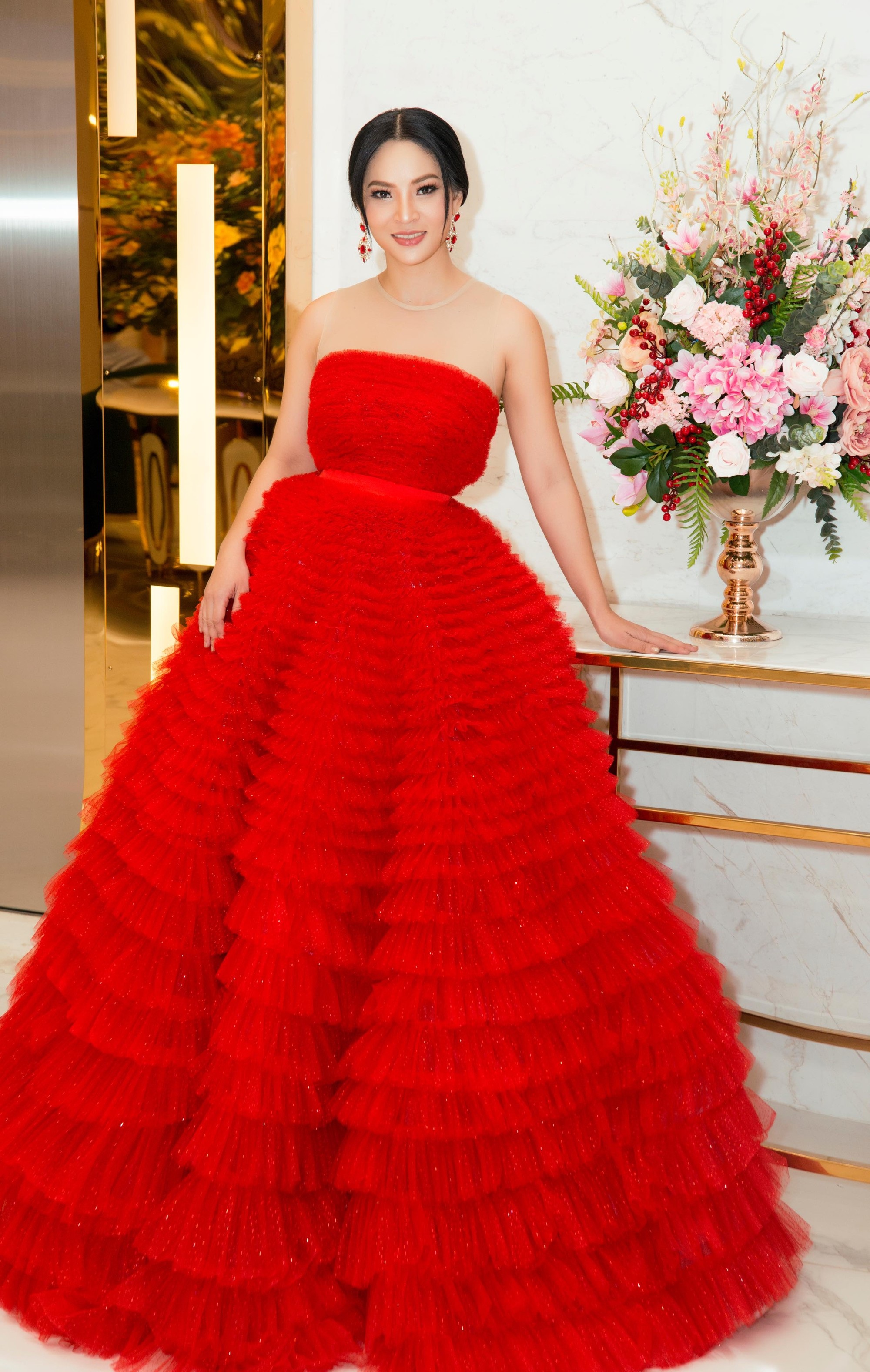 Á khôi 4 con bị nghi mặc giống Phạm Băng Băng tại Cannes 2018 - Ảnh 3. Á khôi 4 con bị nghi mặc giống Phạm Băng Băng tại Cannes 2018 - Ảnh 3.
