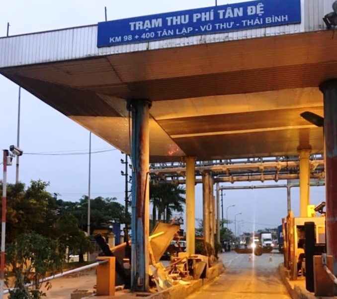 Xe container húc đổ cabin trạm thu phí Tân Đệ - Ảnh 1. Xe container húc đổ cabin trạm thu phí Tân Đệ - Ảnh 1.