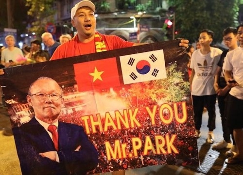 Báo Hàn Quốc ca ngợi thầy Park khi đánh bại HLV Eriksson - 1
Cảnh tượng ăn mừng của CĐV được tờ Sport Chosun ghi lại