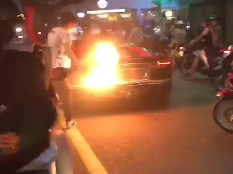 Nẹt pô mừng chiến thắng của bóng đá Việt Nam, siêu xe Lamborghini suýt cháy rụi - 1 Ngọn lửa bùng lên phía sau đuôi chiếc Lamborghini Aventador