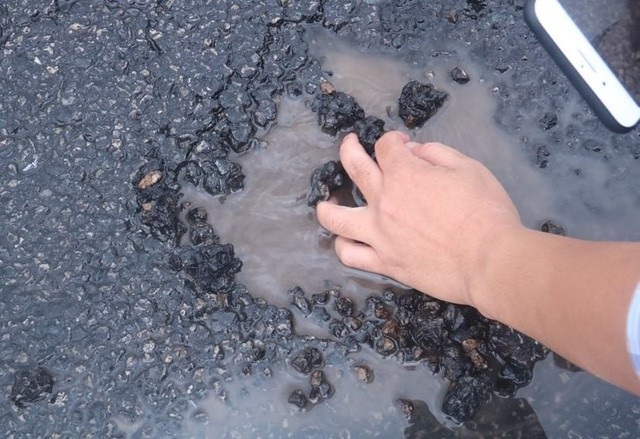 “3,1 triệu m2 đường cao tốc Đà Nẵng - Quảng Ngãi, phần hư hỏng chỉ 70m2” - 1
Nhiều điểm trên cao tốc Đà Nẵng - Quảng Ngãi từng có thể bóc bằng... tay