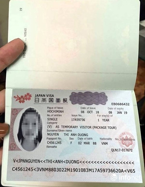 Trót tin vào lời “giảng viên đại học rởm”, hàng chục người dân khốn đốn - 2 Visa mà chị Ánh Dương nhận được từ Liên có dấu hiệu giả mạo.