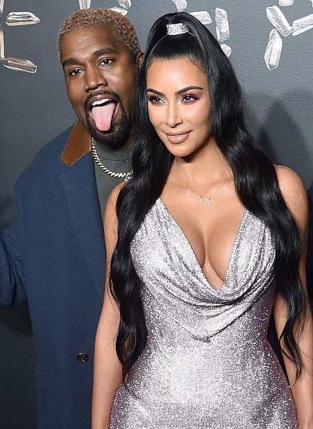 Kim Kardashian khoe ngực khủng với váy trễ nải - 5
Kim từng tiết lộ Kanye West thường xuyên làm stylist cho cô