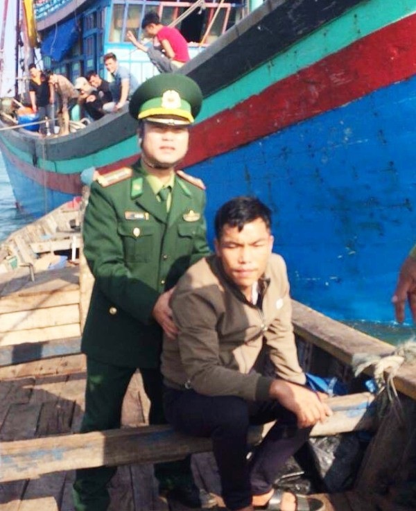 Kịp thời đưa ngư dân bị đau ruột thừa vào bờ cấp cứu - 1 Ngư dân được đưa vào bờ cấp cứu kịp thời.