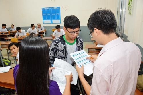 Vì sao Bộ GD-ĐT điều động giáo viên biên soạn, xây dựng ngân hàng câu hỏi? - 1
Thí sinh dự thi THPT quốc gia tại TPHCM. (Ảnh: Tấn Thạnh)