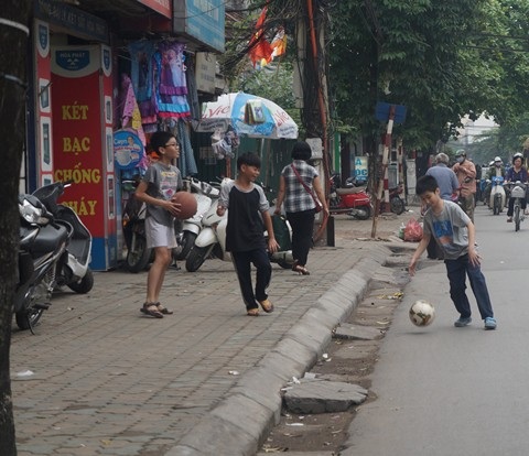 Một quốc gia yêu thể thao có đang quá nghèo nàn không gian luyện tập? - 2 Trẻ em Việt Nam chia nhau từng mét vuông vỉa hè để đá bóng