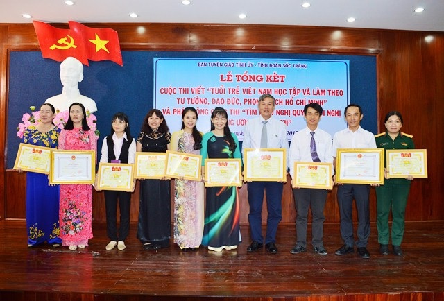 Nữ thiếu tá 8X có duyên với các cuộc thi - 2 Thiếu tá Lệ Hằng (ngoài cùng bên phải) trong một lần nhận giải cuộc thi viết về tấm gương đạo đức Hồ Chí Minh.
