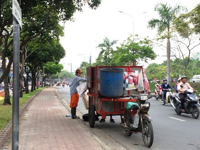 Người dân TPHCM không phân loại rác thải có thể bị phạt tới 20 triệu đồng? - 3 Việc chuyển đổi phương tiện thu gom rác tại TPHCM đang gặp nhiều khó khăn