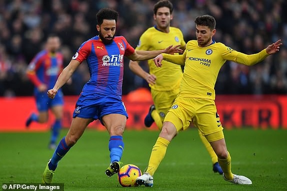 
Townsend (trái) tranh bóng với Jorginho
