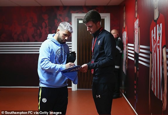 
Aguero cho chữ ký một người hâm mộ trong đường hầm
