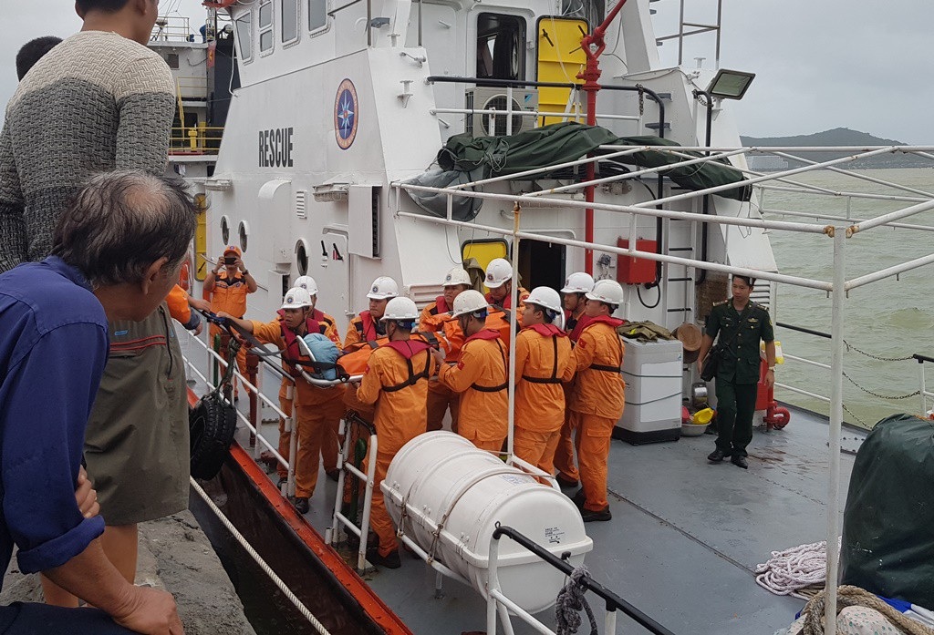 Cứu 4 thuyền viên bị nạn trên tàu nước ngoài trong thời tiết xấu, biển động - Ảnh 1.