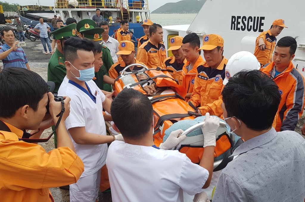 Cứu 4 thuyền viên bị nạn trên tàu nước ngoài trong thời tiết xấu, biển động - Ảnh 2.