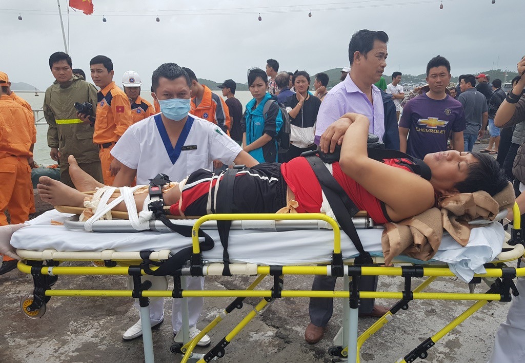 Cứu 4 thuyền viên bị nạn trên tàu nước ngoài trong thời tiết xấu, biển động - Ảnh 3.