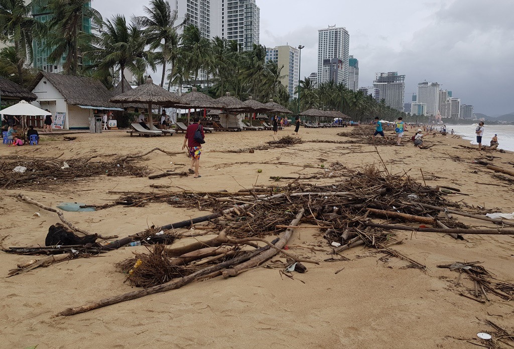 Nha Trang: Bãi biển vắng khách vì hàng tấn rác dạt vào bờ sau mưa lũ - Ảnh 4. Nha Trang: Bãi biển vắng khách vì hàng tấn rác dạt vào bờ sau mưa lũ - Ảnh 4.
