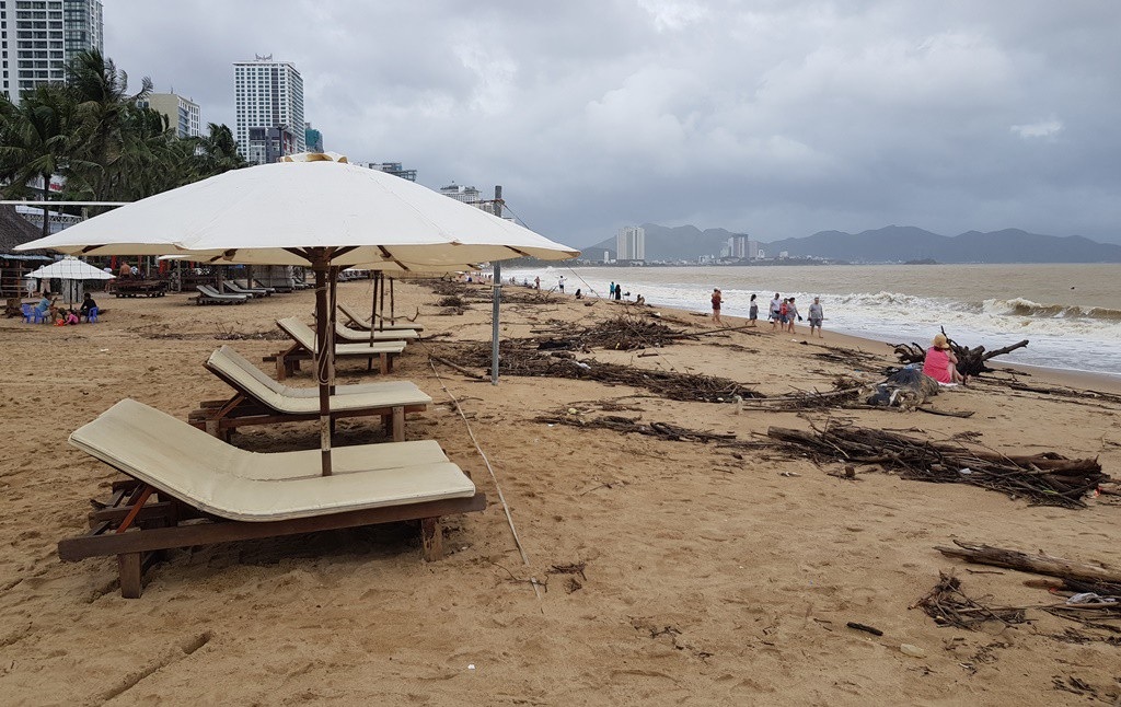 Nha Trang: Bãi biển vắng khách vì hàng tấn rác dạt vào bờ sau mưa lũ - Ảnh 9. Nha Trang: Bãi biển vắng khách vì hàng tấn rác dạt vào bờ sau mưa lũ - Ảnh 9.