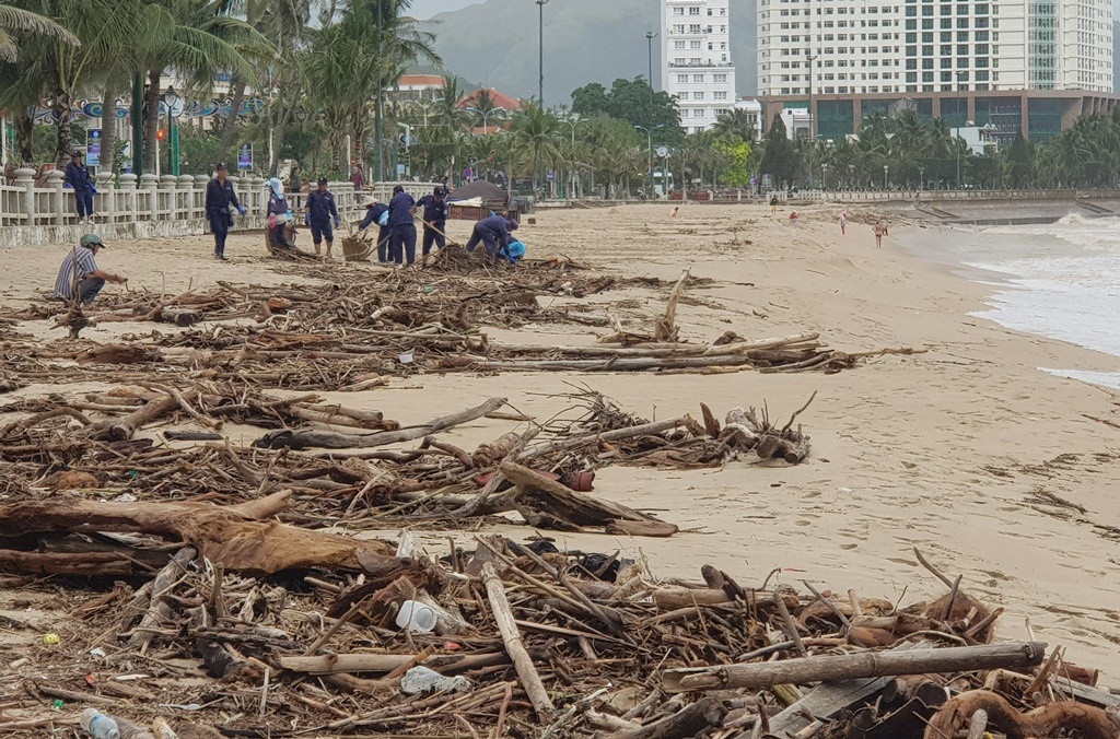 Nha Trang: Bãi biển vắng khách vì hàng tấn rác dạt vào bờ sau mưa lũ - Ảnh 11. Nha Trang: Bãi biển vắng khách vì hàng tấn rác dạt vào bờ sau mưa lũ - Ảnh 11.