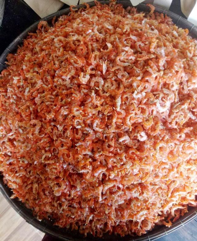 Đến Cà Mau đừng bỏ lỡ những đặc sản này - 2 Tôm khô bày bán tại điểm ẩm thực Tư Tỵ. (Ảnh: Facebook Tư Tỵ)