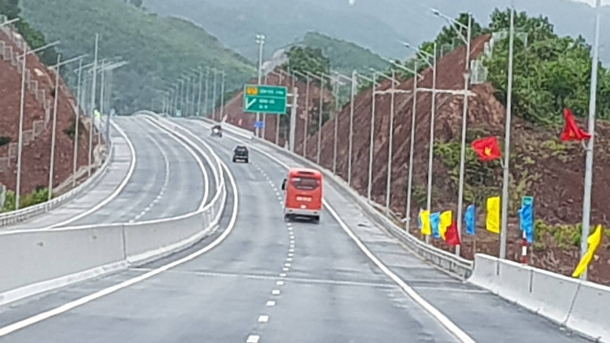 Thủ tướng nhấn nút khai trương cao tốc 12 nghìn tỉ Hạ Long- Vân Đồn và Cảng tàu khách du lịch quốc tế Hạ Long - Ảnh 3. Thủ tướng nhấn nút khai trương cao tốc 12 nghìn tỉ Hạ Long- Vân Đồn và Cảng tàu khách du lịch quốc tế Hạ Long - Ảnh 3.