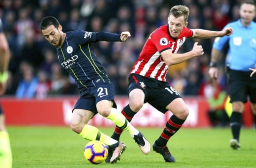 Southampton 1-3 Man City: Niềm vui trở lại với thầy trò Guardiola - 5
Pha tranh bóng của Ward-Prowse (phải) với David Silva