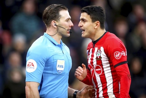 Southampton 1-3 Man City: Niềm vui trở lại với thầy trò Guardiola - 4
Elyounoussi (phải) tranh cãi với trợ lý trọng tài