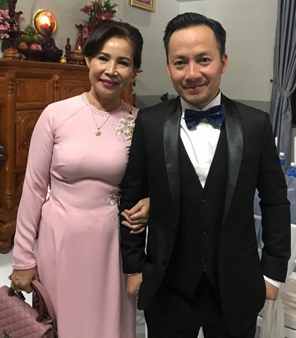 Hé lộ hình ảnh đám cưới Đinh Tiến Đạt và vợ 9X - 2 Tiến Đạt và mẹ trong ngày trọng đại của nam rapper