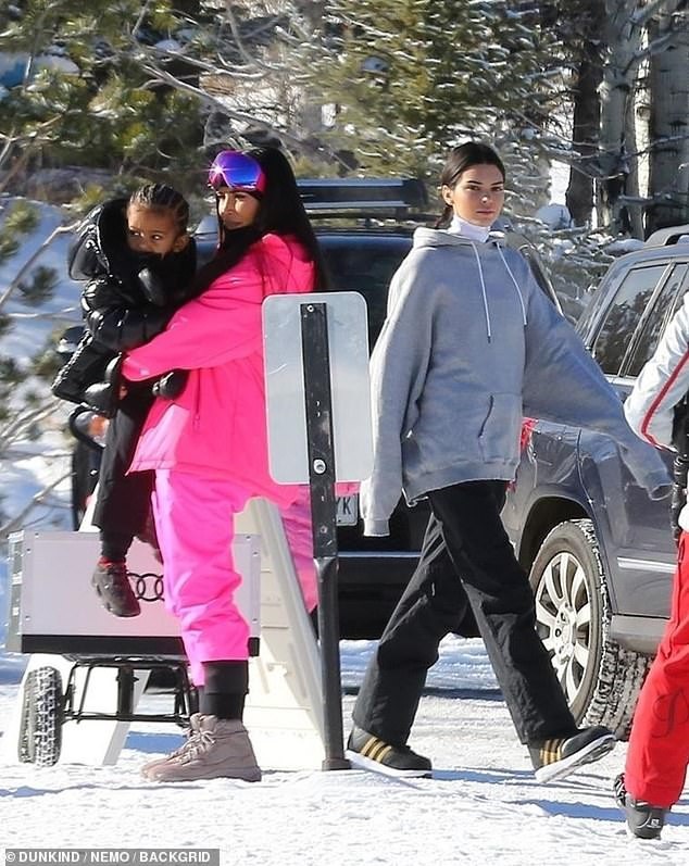 
Kim đưa cả các con đi cùng trong chuyến đi chơi này
