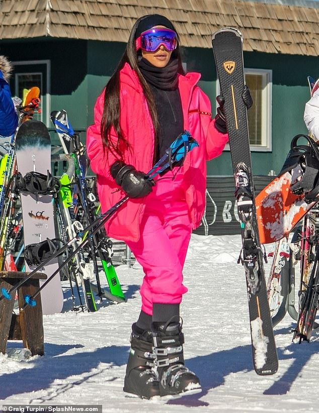 
Người đẹp siêu vòng ba diện đồ trượt tuyết của Prada giá hơn 3000 USD
