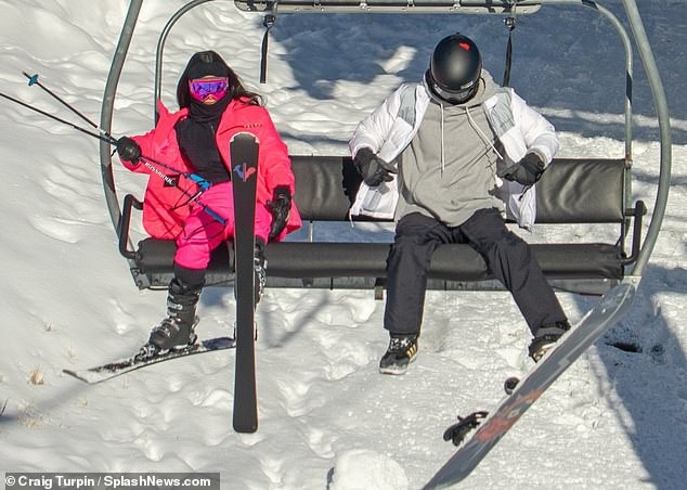 
Bộ đồ nổi bật khiến Kim trở thành tâm điểm thu hút sự chú ý của thợ săn ảnh
