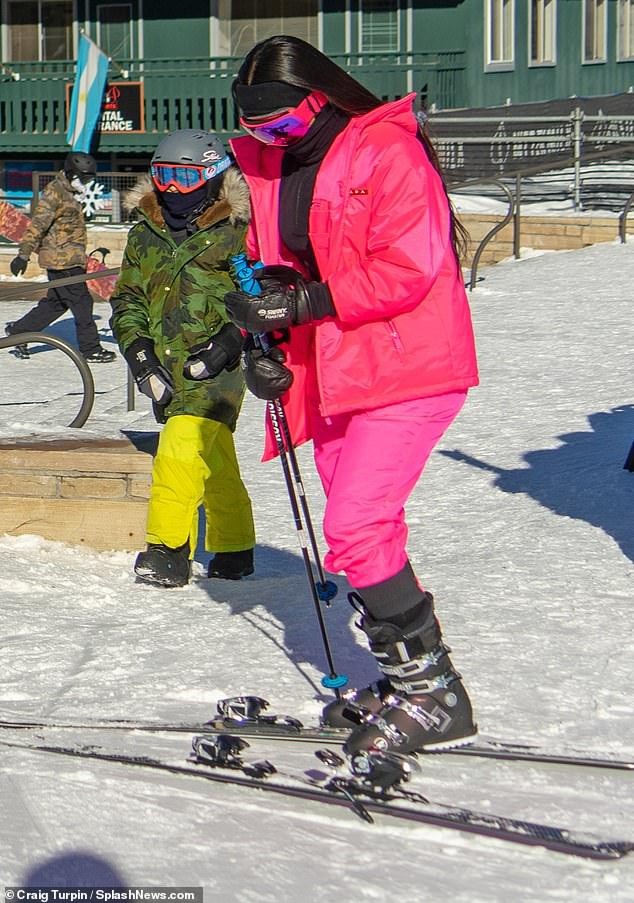 
Gia đình giàu có này mời nhiều sao nổi tiếng tới dự tiệc cùng gia đình
