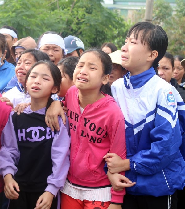 Bố mẹ mất vì tai nạn, 2 con bơ vơ bên bà ngoại yếu già - 6 Rất đông người dân, thầy cô, bạn bè cùng lớp của hai anh em Từ Bá Thuần và cháu Từ Thị Ngọc Anh khóc nức nở khi chứng kiến cảnh 2 đứa trẻ chuẩn bị tiễn đưa mẹ về theo cha.