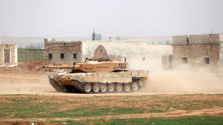 Thổ Nhĩ Kỳ tiếp tục triển khai xe tăng và khí tài tới sát Syria - Ảnh 1. Thổ Nhĩ Kỳ tiếp tục triển khai xe tăng và khí tài tới sát Syria - Ảnh 1.