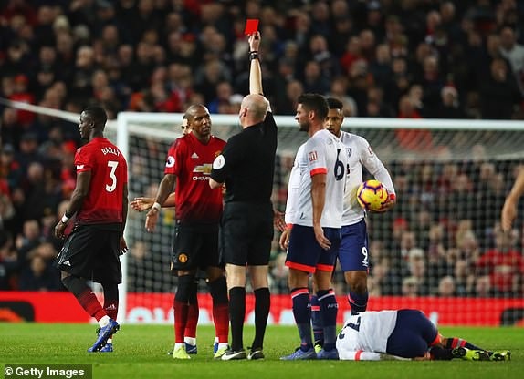 
Tấm thẻ đỏ vô duyên của Bailly
