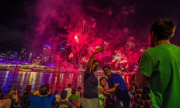 Thế giới rợp trời pháo hoa chào đón năm mới 2019 - 36
Màn bắn pháo hoa tưng bừng ở Brisbane, Australia. (Ảnh: AAP)