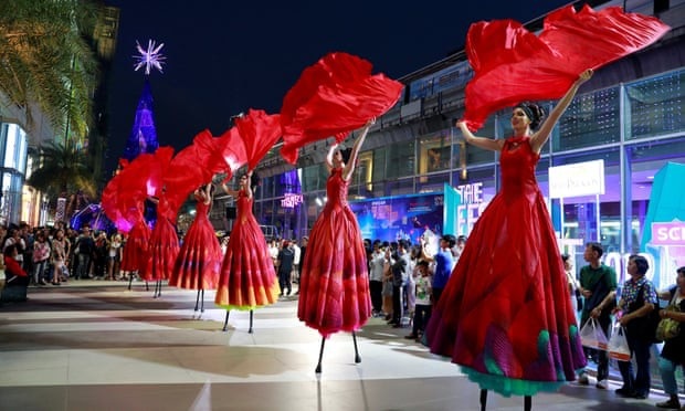 Thế giới rợp trời pháo hoa chào đón năm mới 2019 - 29
Màn biểu diễn xòe quạt ở thủ đô Bangkok, Thái Lan. (Ảnh: Reuters)