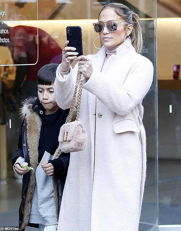 Jennifer Lopez cùng bạn trai đưa con đi mua sắm - Ảnh 3. Jennifer Lopez cùng bạn trai đưa con đi mua sắm - Ảnh 3.