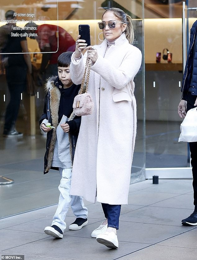 Jennifer Lopez cùng bạn trai đưa con đi mua sắm - Ảnh 4. Jennifer Lopez cùng bạn trai đưa con đi mua sắm - Ảnh 4.