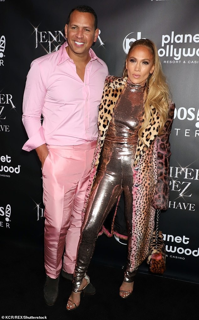 Jennifer Lopez cùng bạn trai đưa con đi mua sắm - Ảnh 11. Jennifer Lopez cùng bạn trai đưa con đi mua sắm - Ảnh 11.