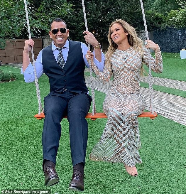 Jennifer Lopez cùng bạn trai đưa con đi mua sắm - Ảnh 12. Jennifer Lopez cùng bạn trai đưa con đi mua sắm - Ảnh 12.
