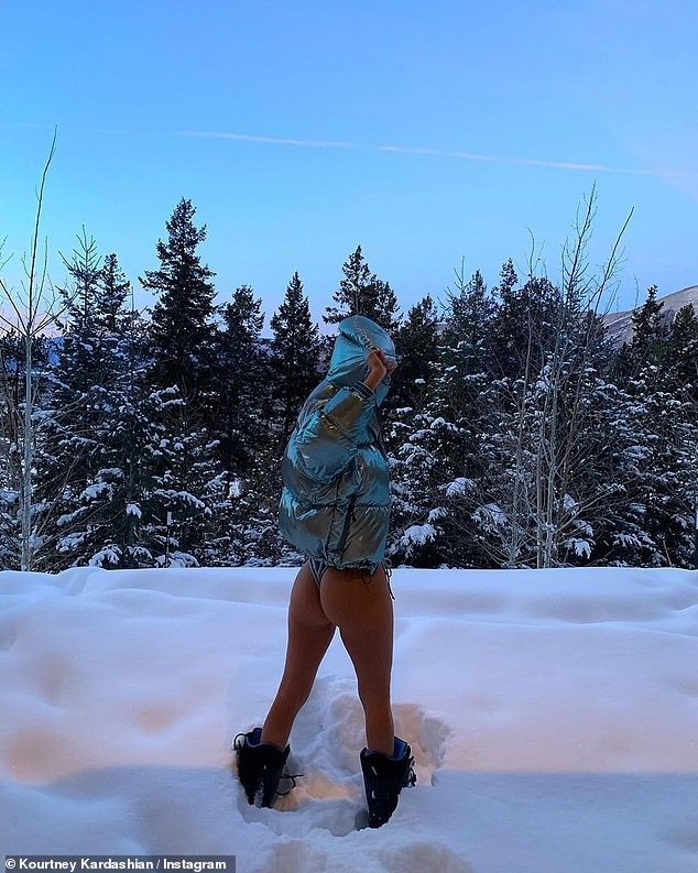 Kourtney Kardashian diện áo tắm giữa trời tuyết trắng - Ảnh 4. Kourtney Kardashian diện áo tắm giữa trời tuyết trắng - Ảnh 4.