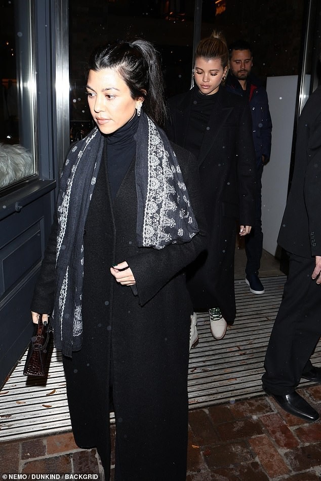 Kourtney Kardashian diện áo tắm giữa trời tuyết trắng - Ảnh 7. Kourtney Kardashian diện áo tắm giữa trời tuyết trắng - Ảnh 7.