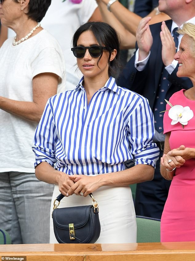 Bộ sưu tập túi trị giá hơn 40 nghìn bảng Anh của Meghan Markle - 3
Công nương thanh lịch với túi xách nhỏ Altuzarra giá 1,260 bảng Anh