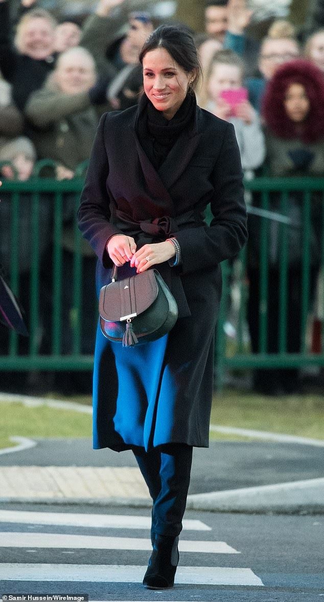 Bộ sưu tập túi trị giá hơn 40 nghìn bảng Anh của Meghan Markle - 6
Meghan Markle và chiếc túi nhỏ sang trọng của DeMellier London giá 295 bảng Anh