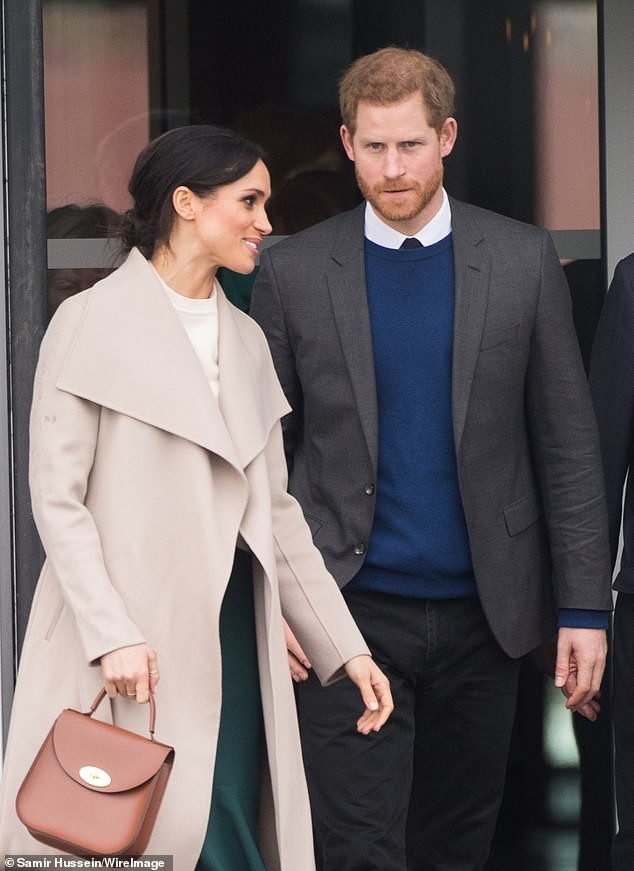 Bộ sưu tập túi trị giá hơn 40 nghìn bảng Anh của Meghan Markle - 8
Chiếc túi dễ phối cùng quần áo của hãng Charlotte Elizabeth giá 260 bảng Anh