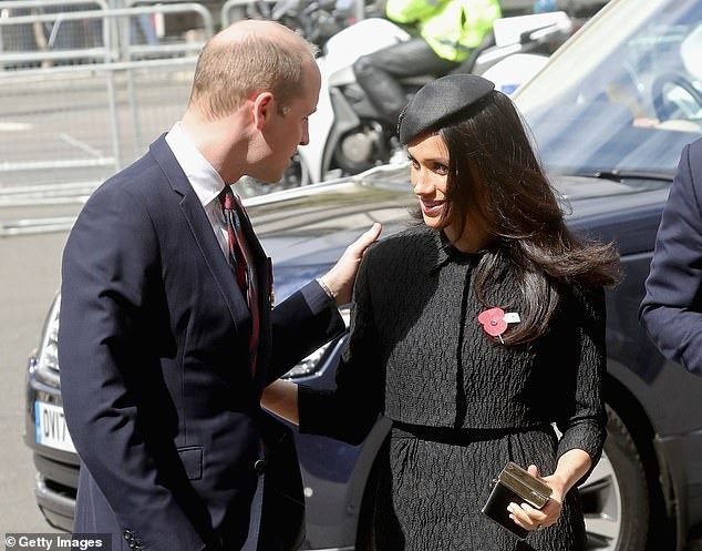 Bộ sưu tập túi trị giá hơn 40 nghìn bảng Anh của Meghan Markle - 10
Mẫu ví dạng hộp sang trọng của Jimmy Choo giá 830 bảng Anh