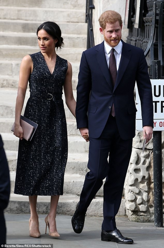 Bộ sưu tập túi trị giá hơn 40 nghìn bảng Anh của Meghan Markle - 11
Mẫu ví lụa cầmtay của Gussie Bespoke giá 205 bảng Anh