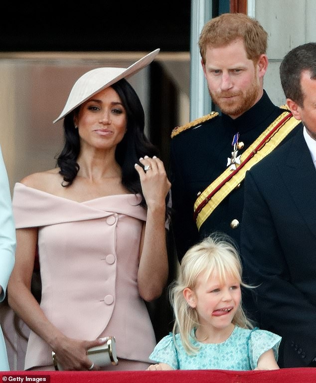 Bộ sưu tập túi trị giá hơn 40 nghìn bảng Anh của Meghan Markle - 12
Ví cầm tay Carolina Herrera giá 720 bảng Anh