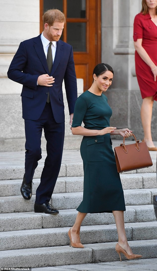 Bộ sưu tập túi trị giá hơn 40 nghìn bảng Anh của Meghan Markle - 14
Công nương nước Anh với chiếc túi xách nâu thanh lịch của Strathberry giá 525 bảng Anh