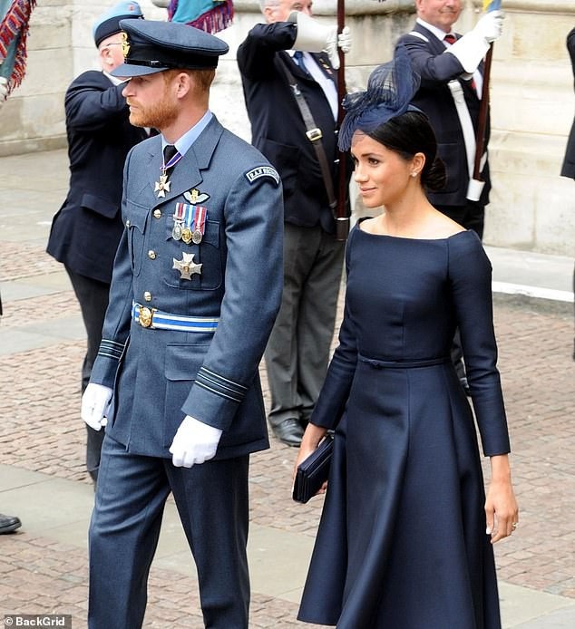 Bộ sưu tập túi trị giá hơn 40 nghìn bảng Anh của Meghan Markle - 16
Meghan mang ví Dior giá 1,400 bảng Anh